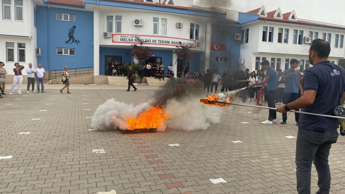 Okulumuzda Afet Kulübü  Etkinliği Olarak Yangın Tatbikatı  Yapılıp Sonrasında Yangın Farkındalık Eğitimi verilmiştir.